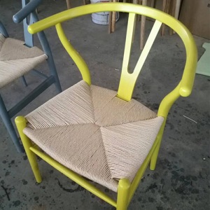 东莞公司在佛山家具厂挑选了什么样的实木餐椅